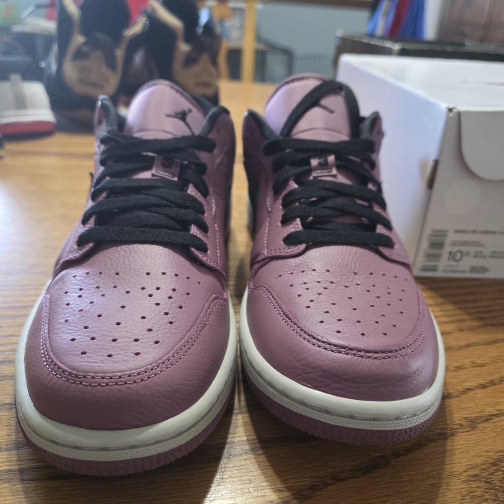 Jordan 1 SE Low Top Sneakers - Mauve with Black 10.5w/9m